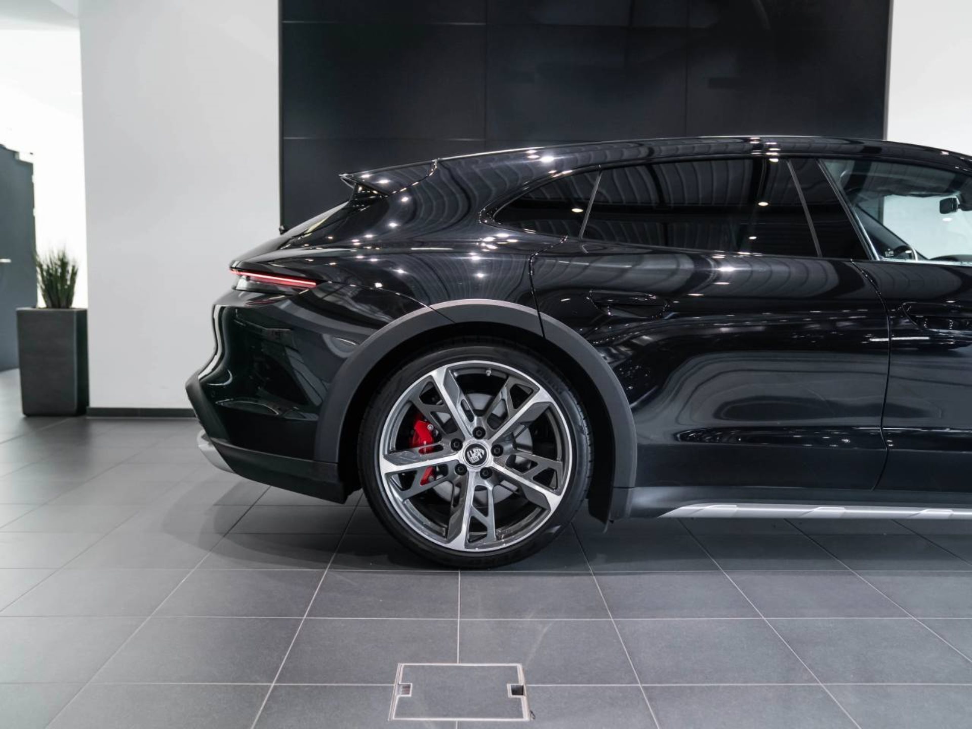 PORSCHE Taycan 4S Cross Turismo-image-25