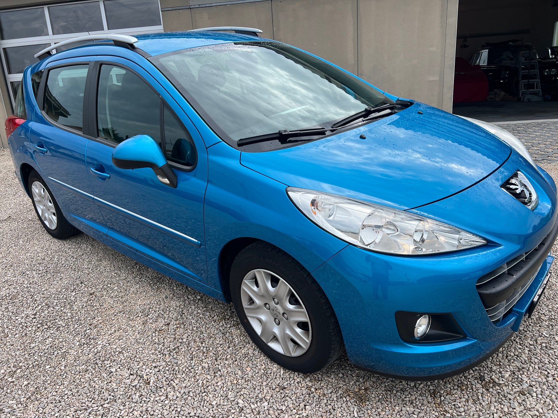 PEUGEOT 207 SW 1.4 16V Swiss Edition-image-1