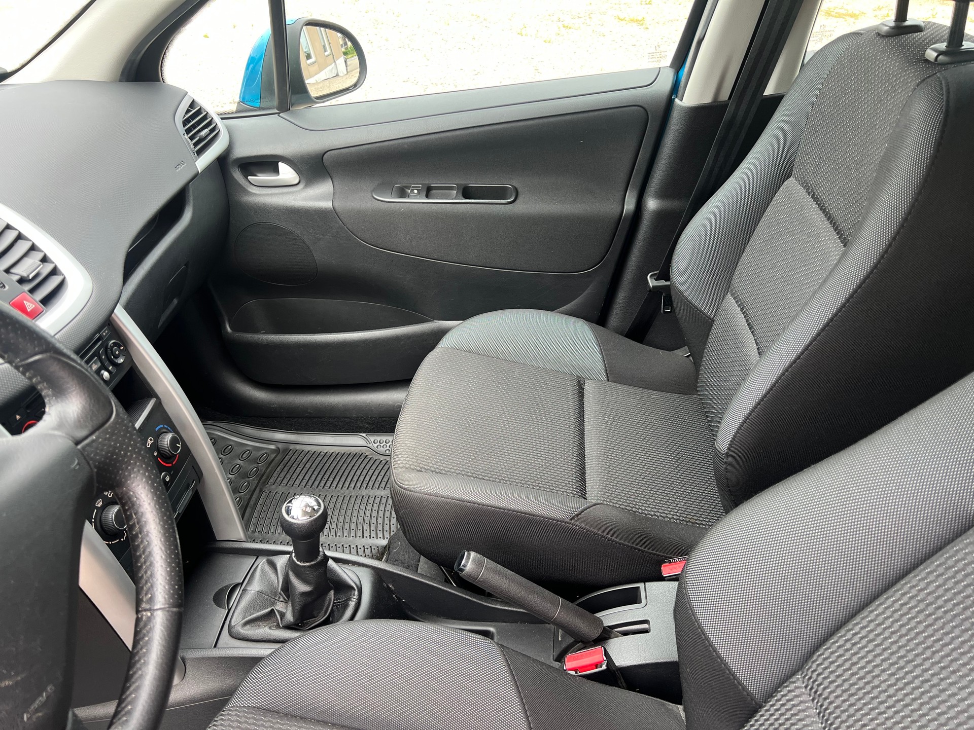 PEUGEOT 207 SW 1.4 16V Swiss Edition-image-6