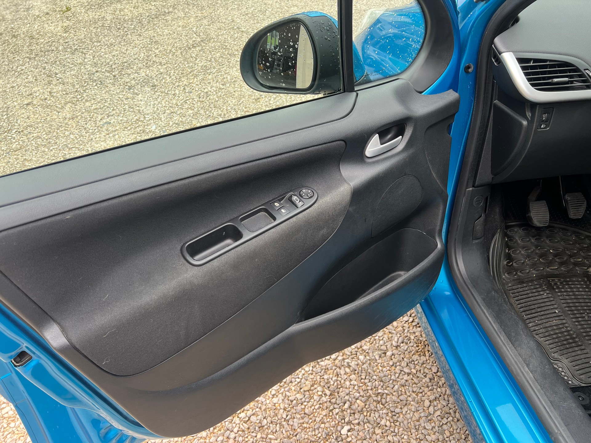 PEUGEOT 207 SW 1.4 16V Swiss Edition-image-5
