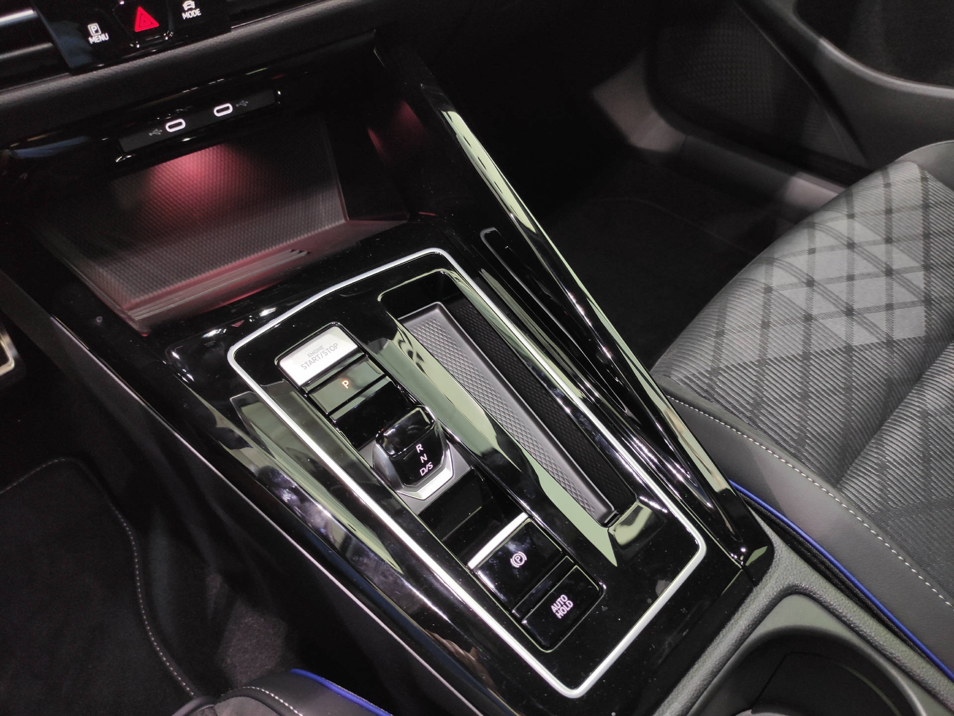 VW Golf VIII Variant 1.5 eTSI R-Line DSG-image-11