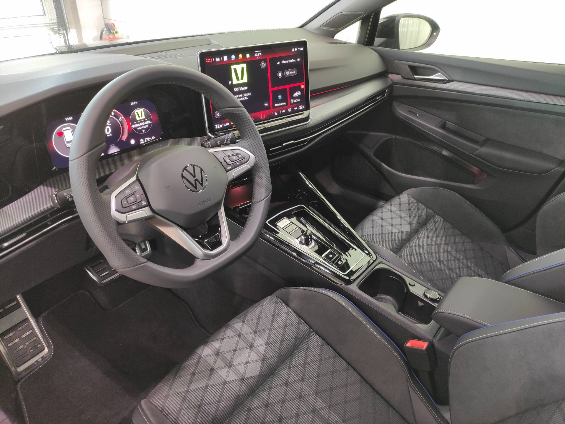 VW Golf VIII Variant 1.5 eTSI R-Line DSG-image-4