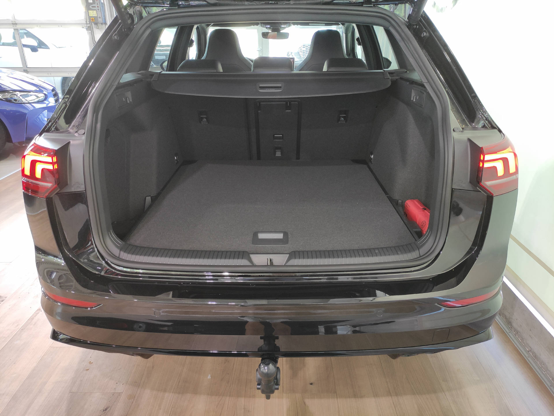 VW Golf VIII Variant 1.5 eTSI R-Line DSG-image-13