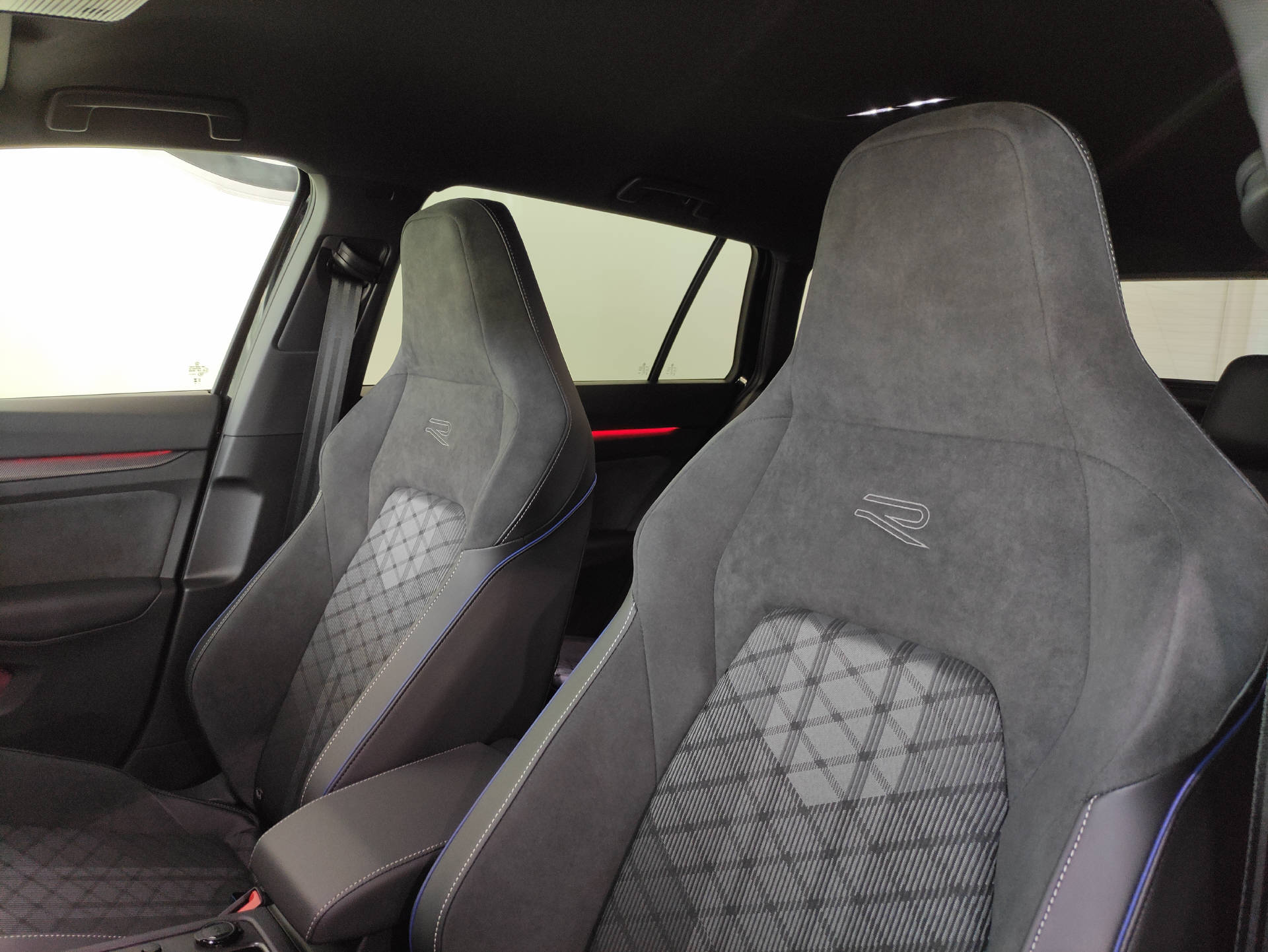 VW Golf VIII Variant 1.5 eTSI R-Line DSG-image-5