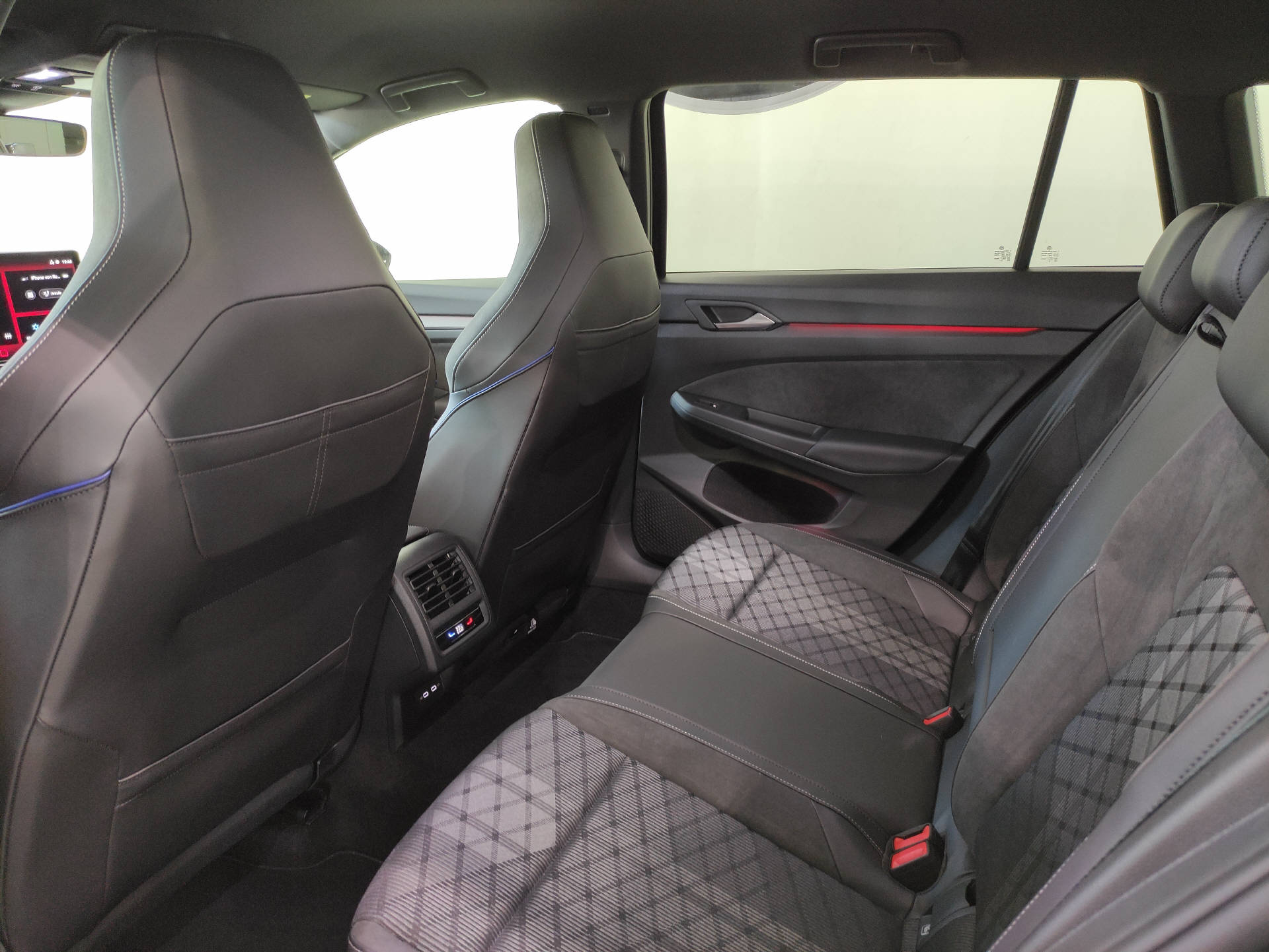 VW Golf VIII Variant 1.5 eTSI R-Line DSG-image-12
