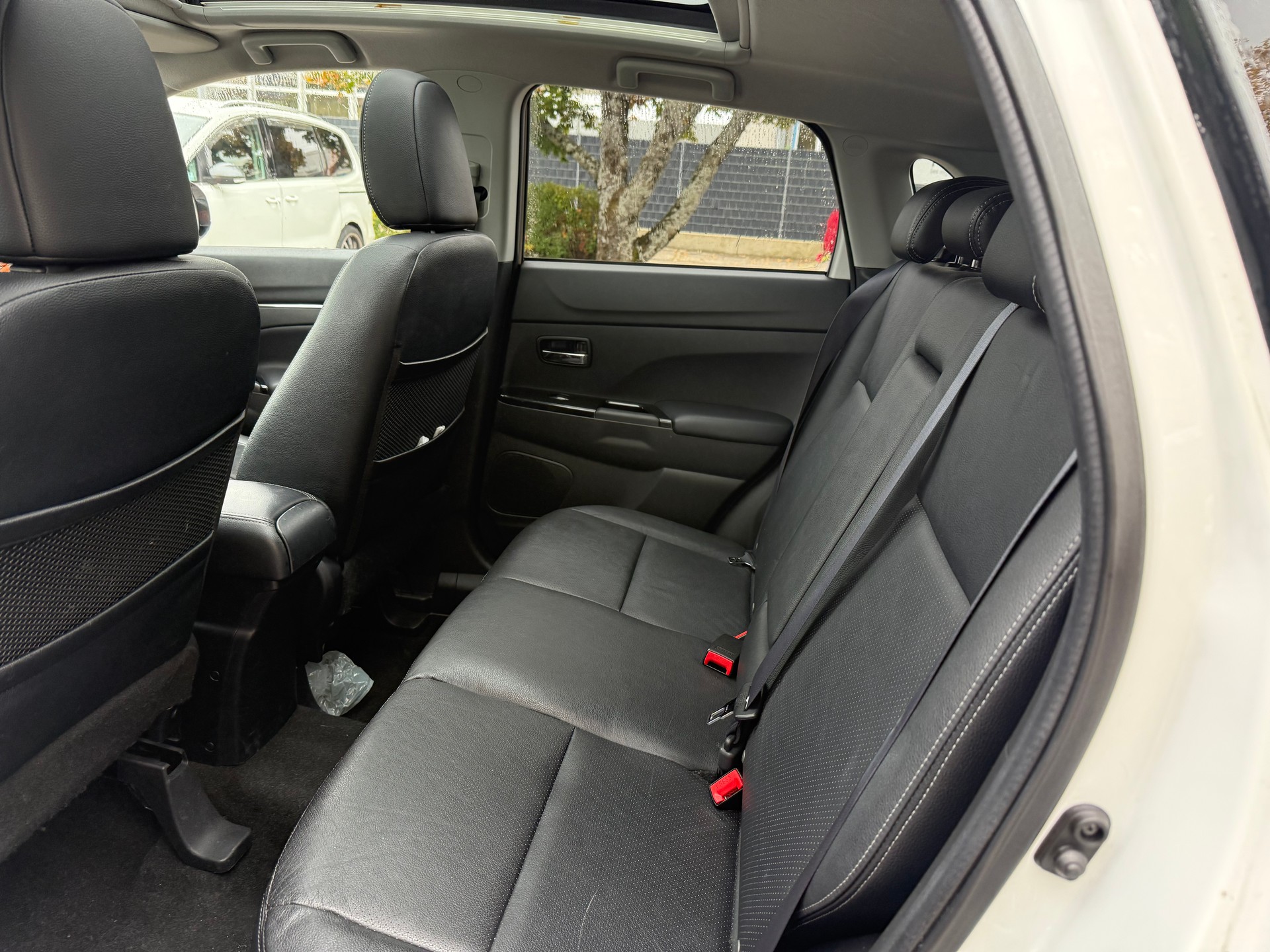 PEUGEOT 4008 1.8 HDi Allure 4WD-image-4