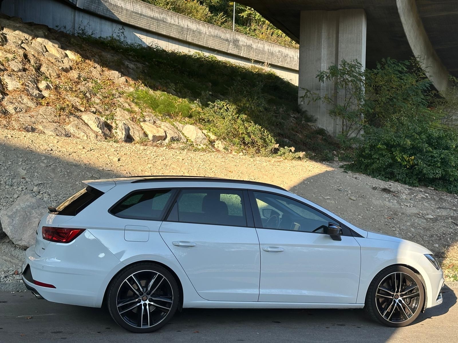 SEAT Leon ST 2.0 TSI Cupra 300 4 Drive DSG-image-5