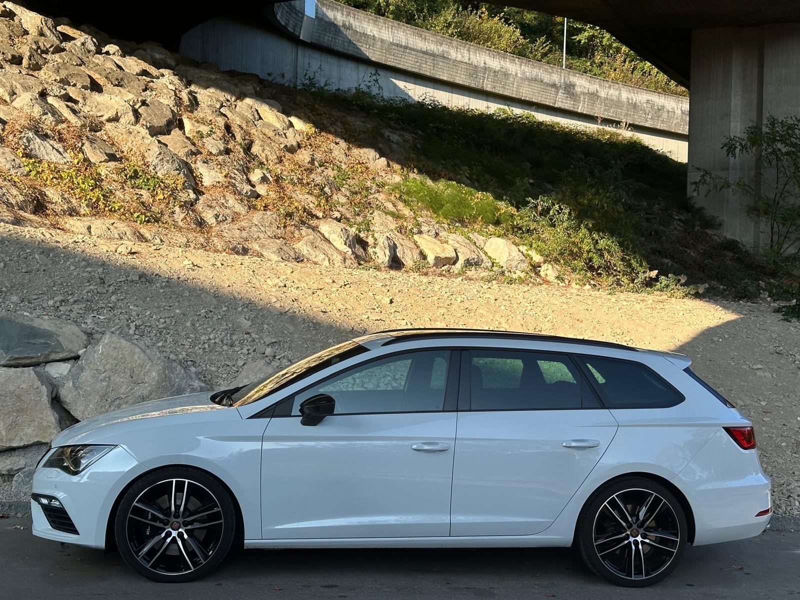 SEAT Leon ST 2.0 TSI Cupra 300 4 Drive DSG-image-2