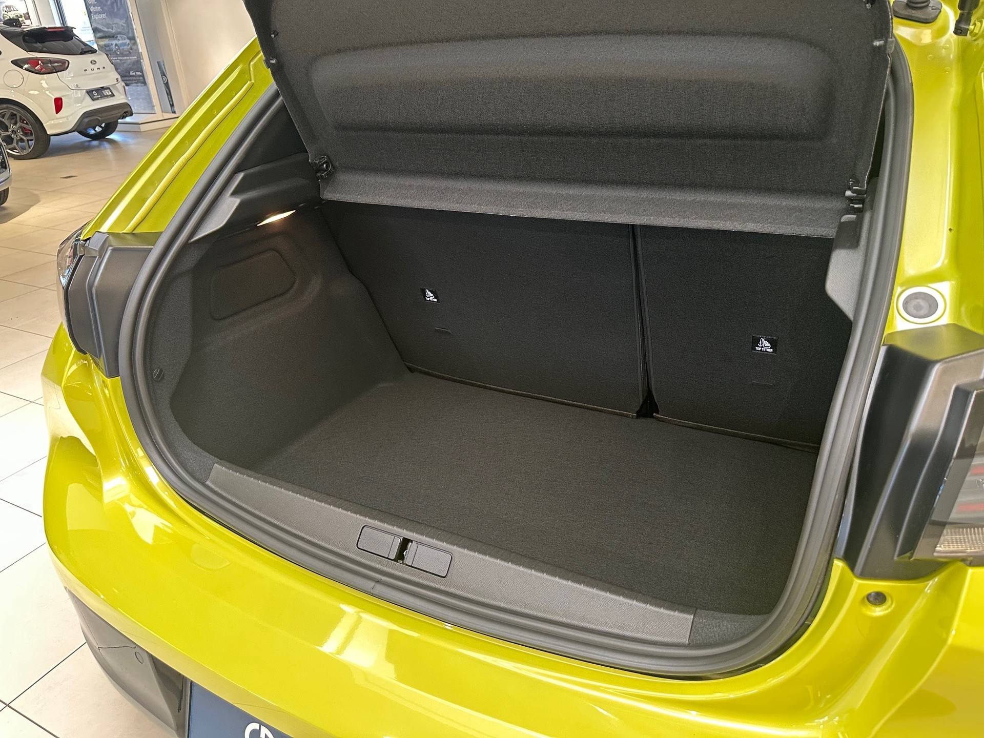PEUGEOT 208 1.2 Hybrid Allure Premium-image-5