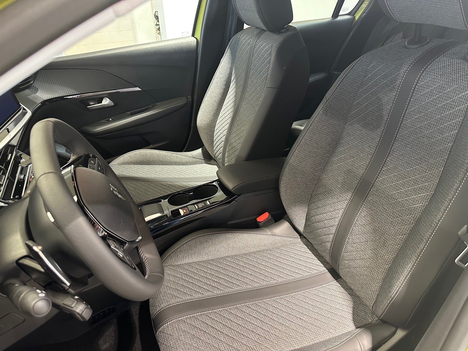 PEUGEOT 208 1.2 Hybrid Allure Premium-image-8