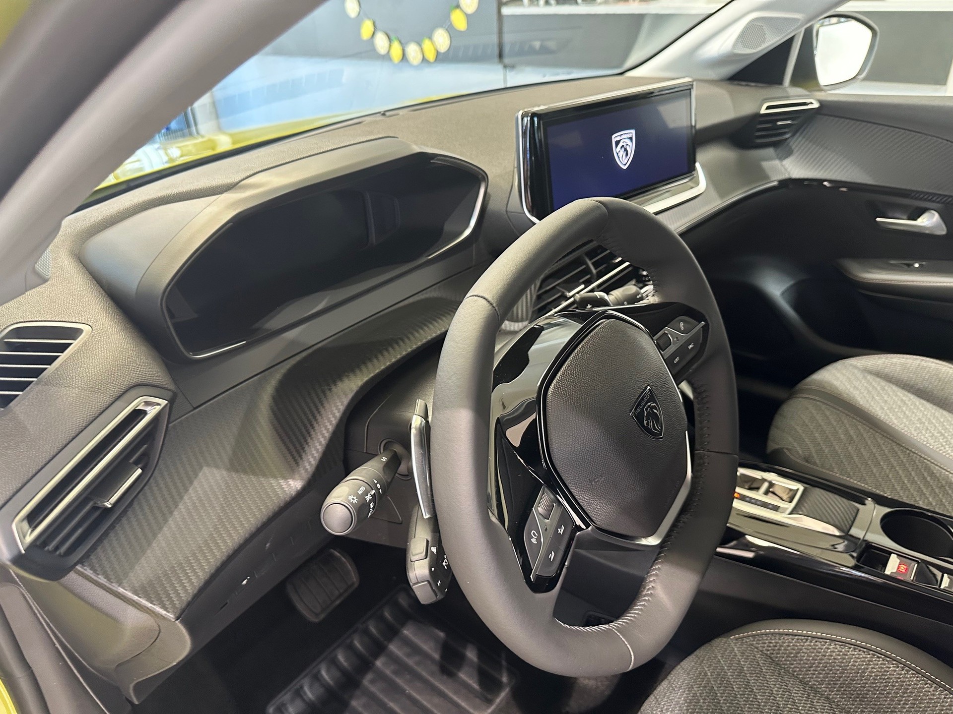 PEUGEOT 208 1.2 Hybrid Allure Premium-image-9
