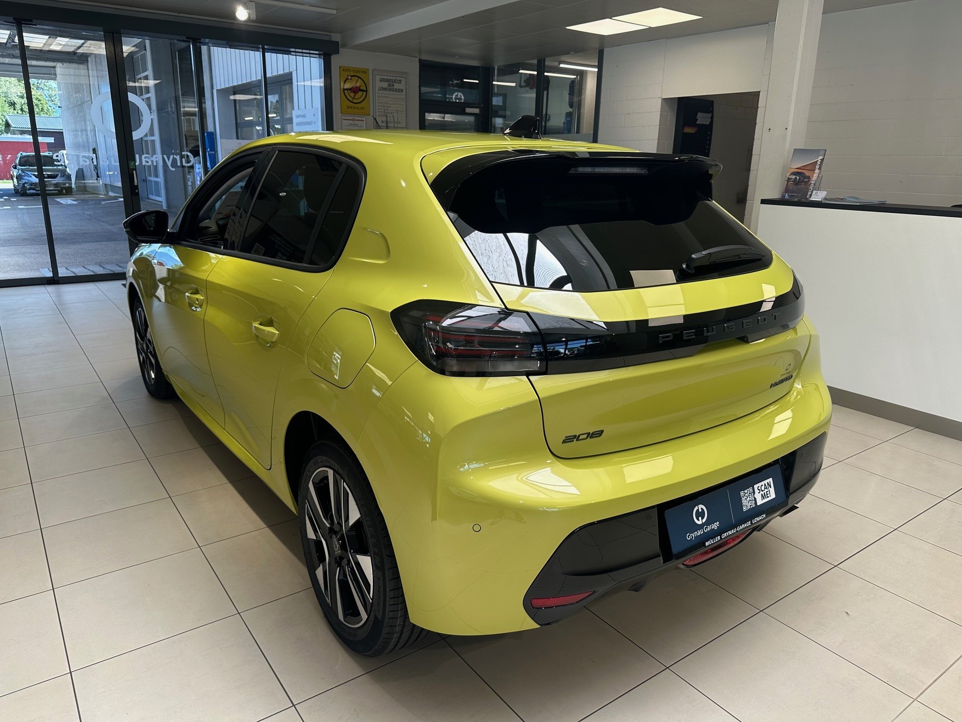 PEUGEOT 208 1.2 Hybrid Allure Premium-image-6