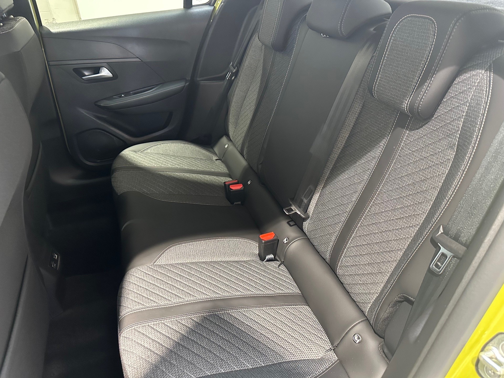 PEUGEOT 208 1.2 Hybrid Allure Premium-image-7