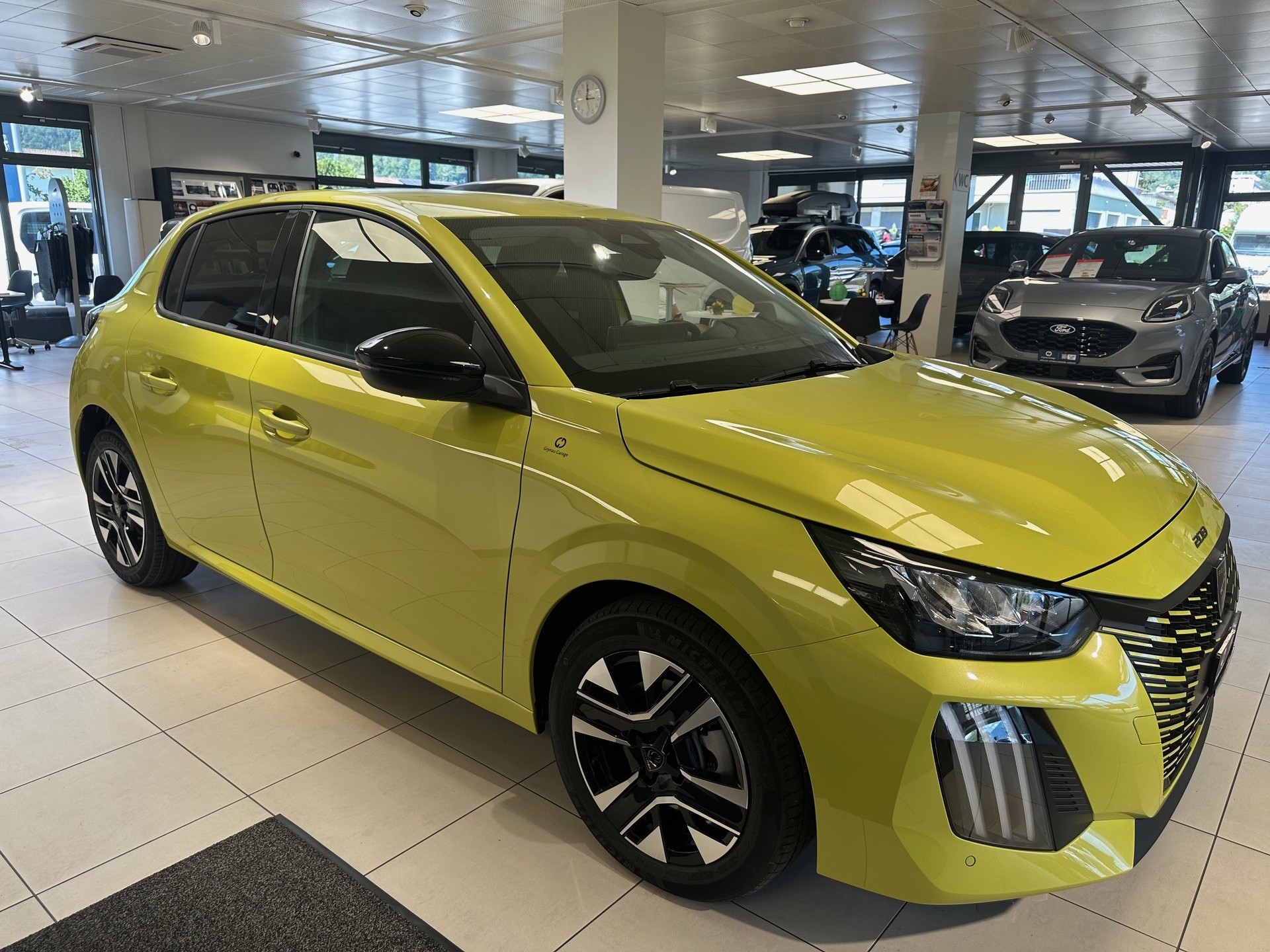 PEUGEOT 208 1.2 Hybrid Allure Premium-image-2