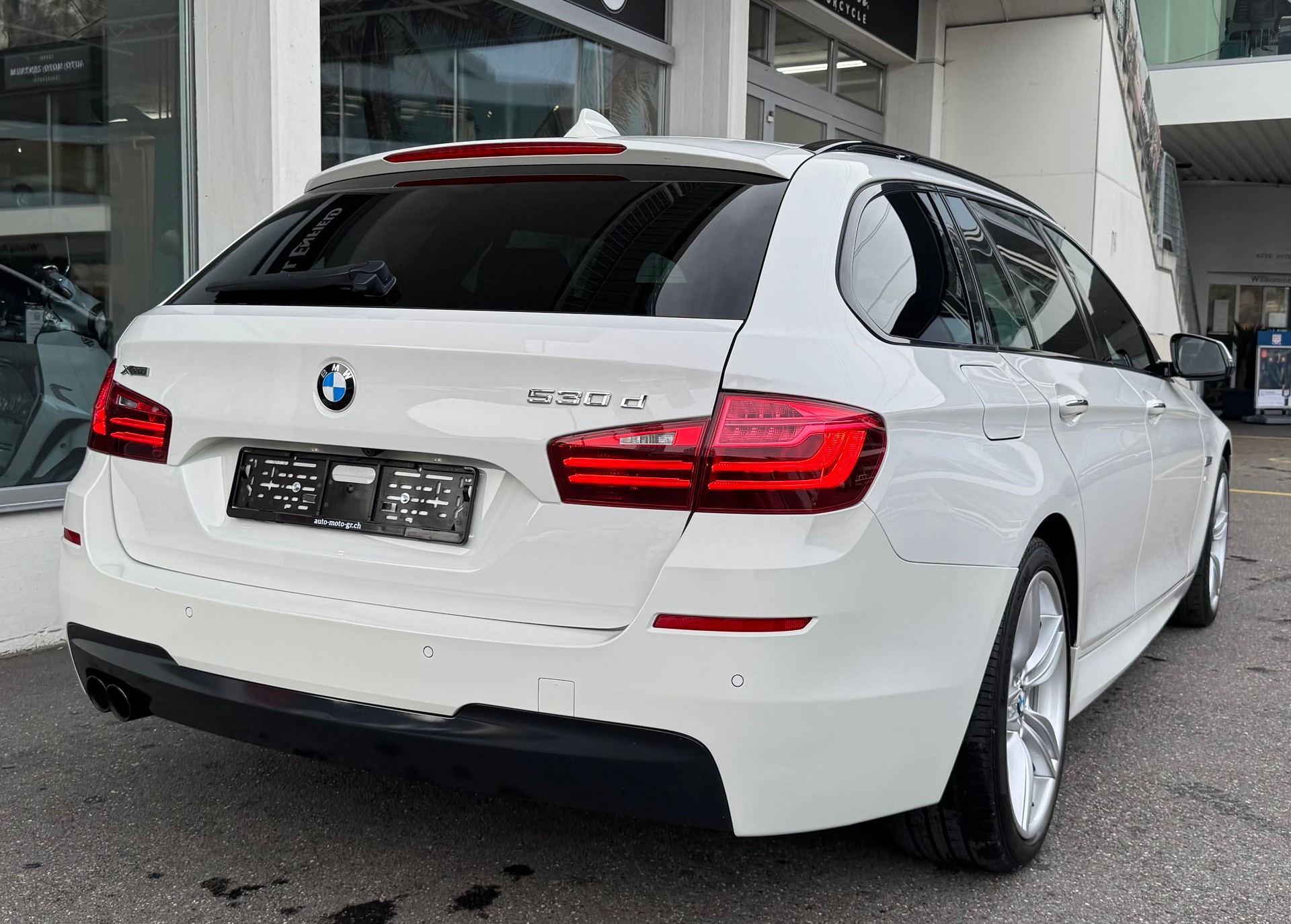 BMW 530d Touring xDrive M Sport Steptronic-image-4