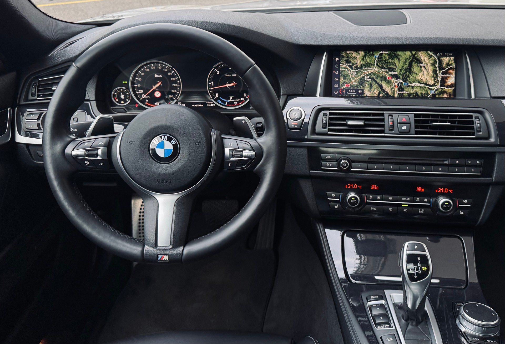 BMW 530d Touring xDrive M Sport Steptronic-image-12