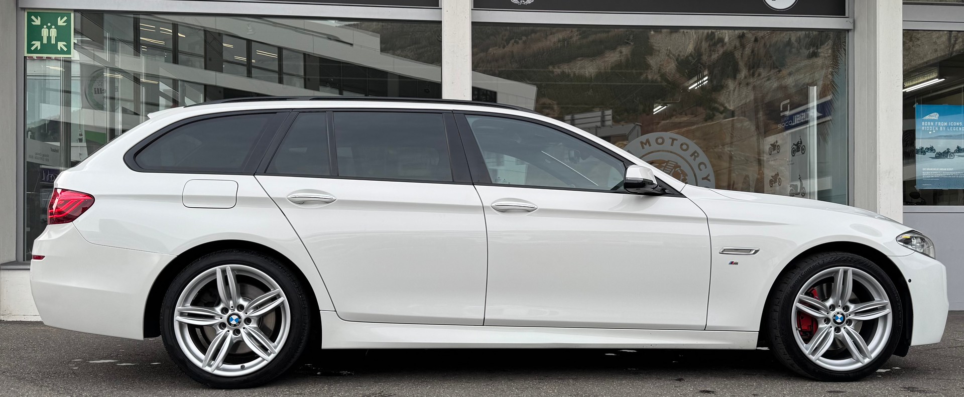 BMW 530d Touring xDrive M Sport Steptronic-image-1