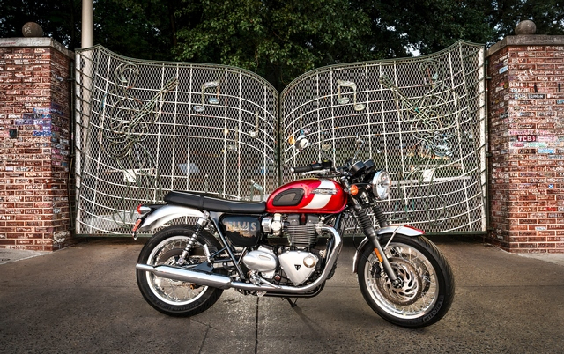 TRIUMPH Bonneville T120 Elvis Presley Limited Edition-showroom-element-2