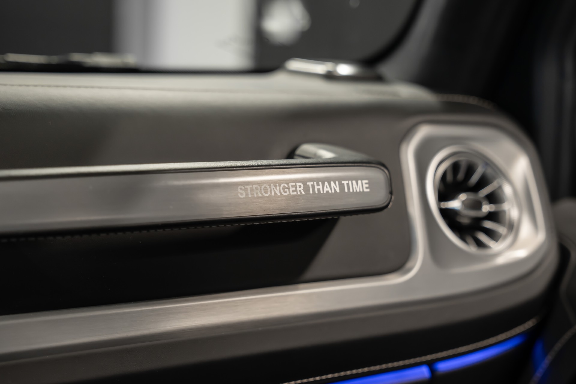 MERCEDES-BENZ Stronger than Time / Burmester 9D / Sitzkühlung / 360 Kamera / Massage Sitze / Vollausstattung / G63 Look / Speziallackierung-image-12
