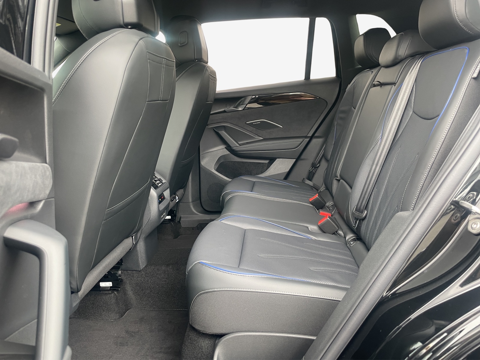 VW Tiguan 2.0 TDI SCR R-Line 4Motion DSG-image-11