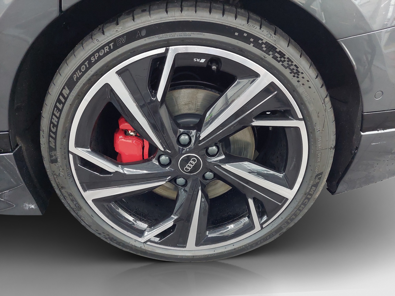 AUDI A6 Avant e-tron quattro-image-13