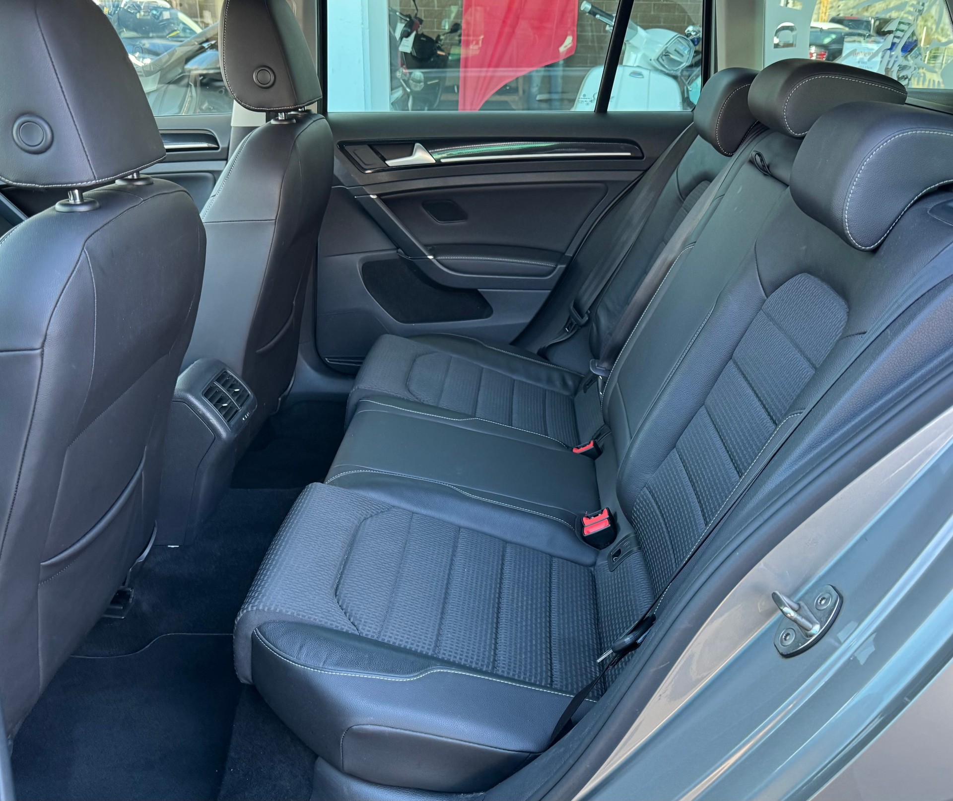 VW Golf Variant 1.4 TSI Lounge DSG-image-9