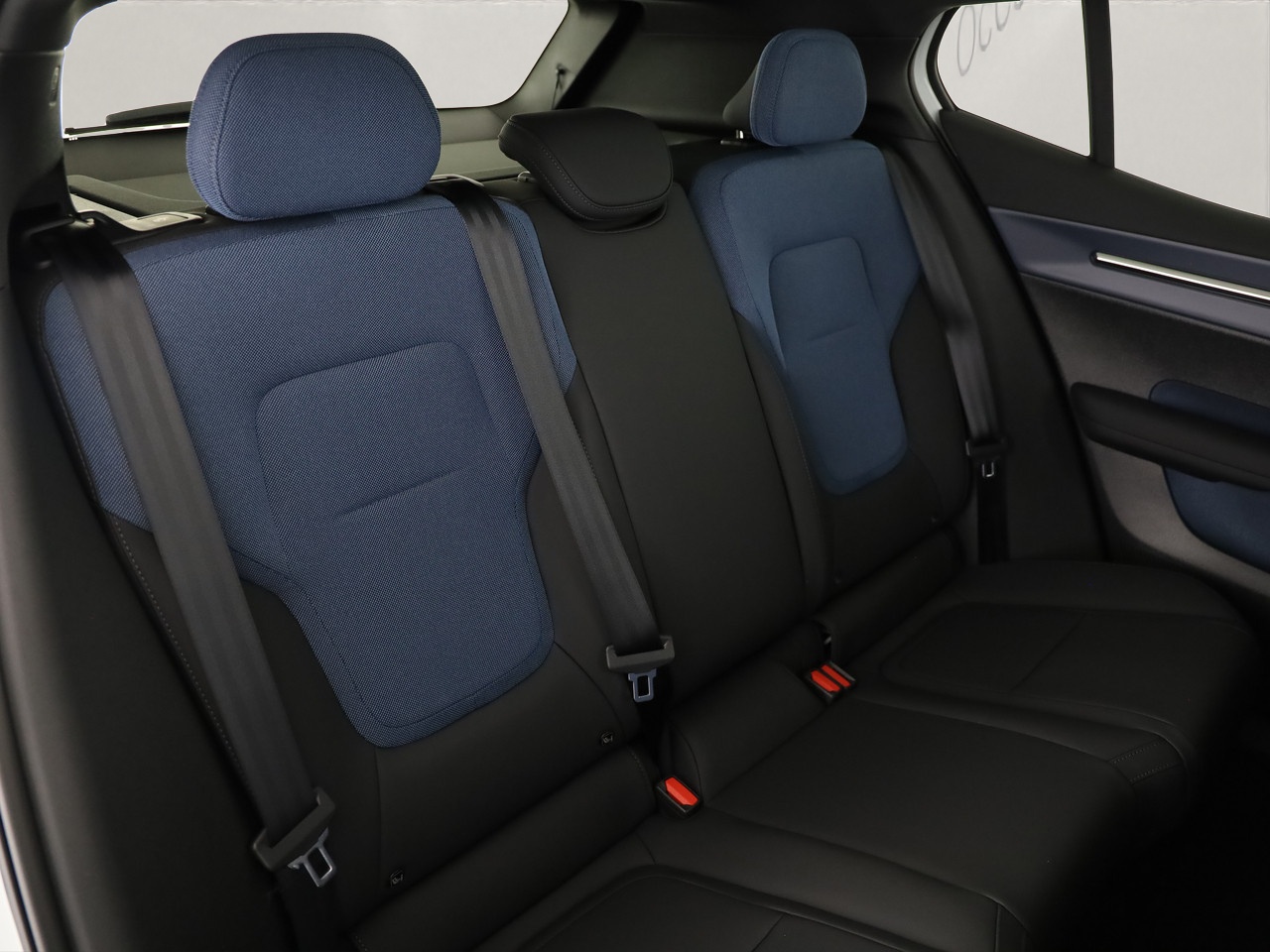 VOLVO EX30 CC E60 Twin Performance AWD-image-8