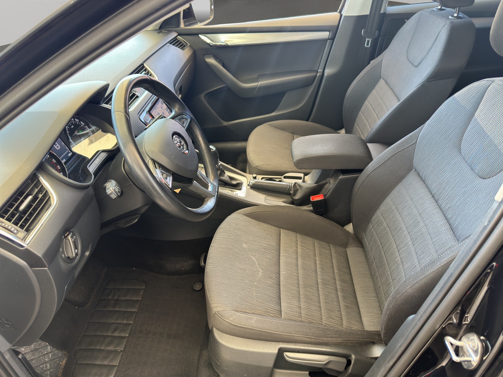 SKODA Octavia Combi 2.0 TDI Ambition DSG-image-9