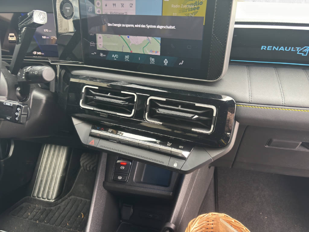 RENAULT R4 E-Tech Comfort Range iconic-image-8
