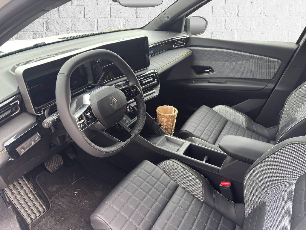 RENAULT R4 E-Tech Comfort Range iconic-image-5