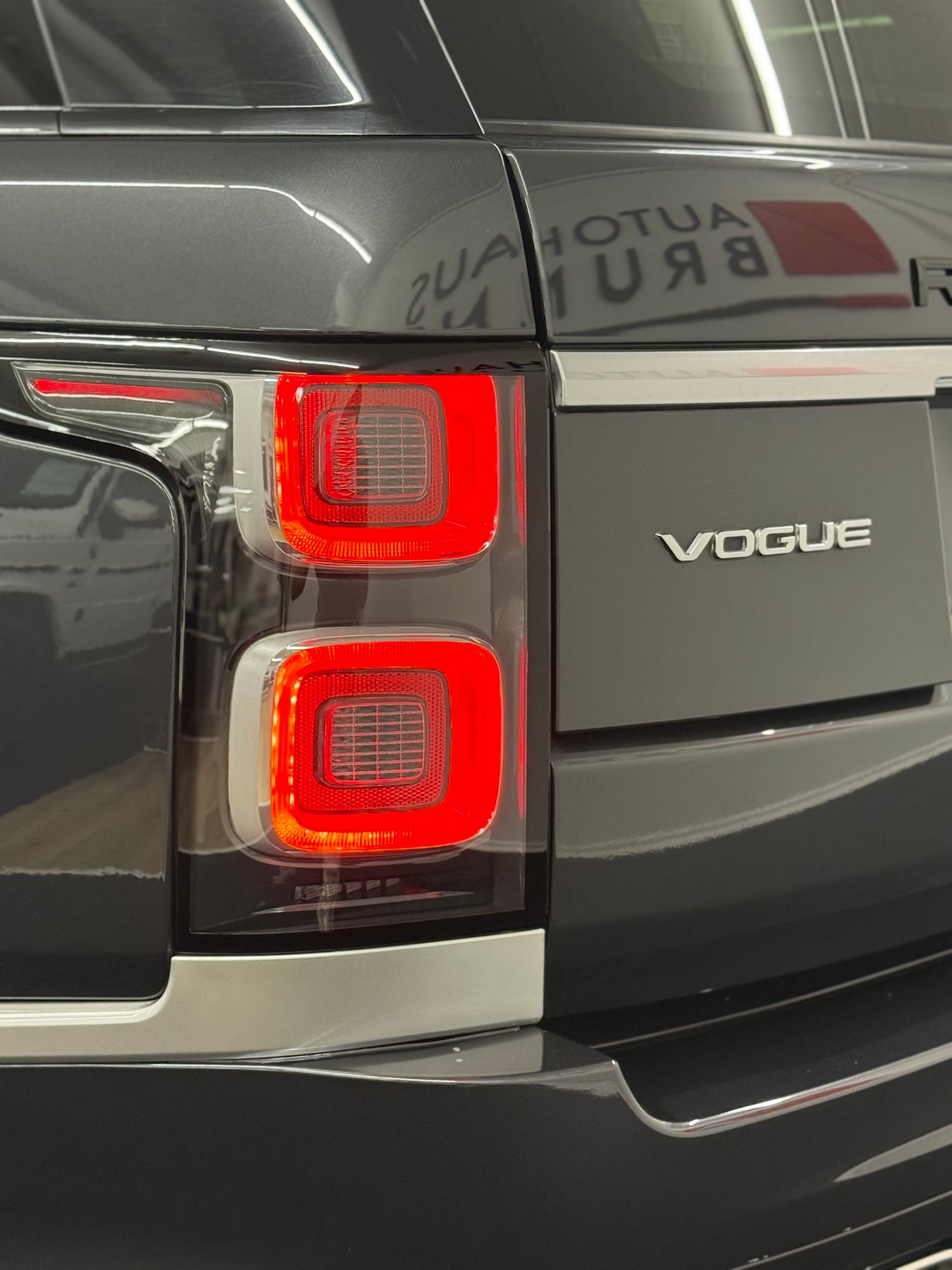 LAND ROVER Range Rover 3.0 TDV6 Vogue SVO Optik-image-8