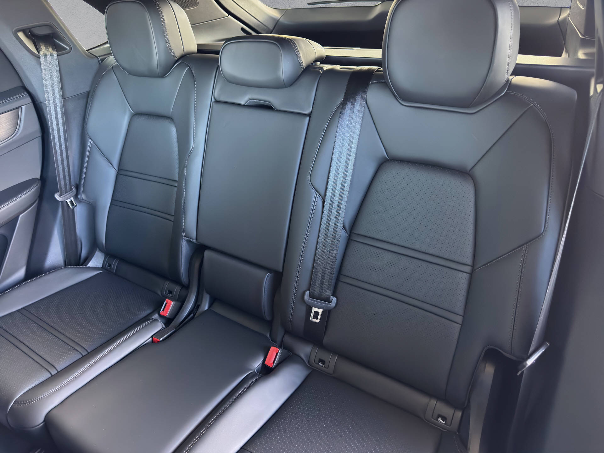 PORSCHE Cayenne S E-Hybrid Black Edition-image-15