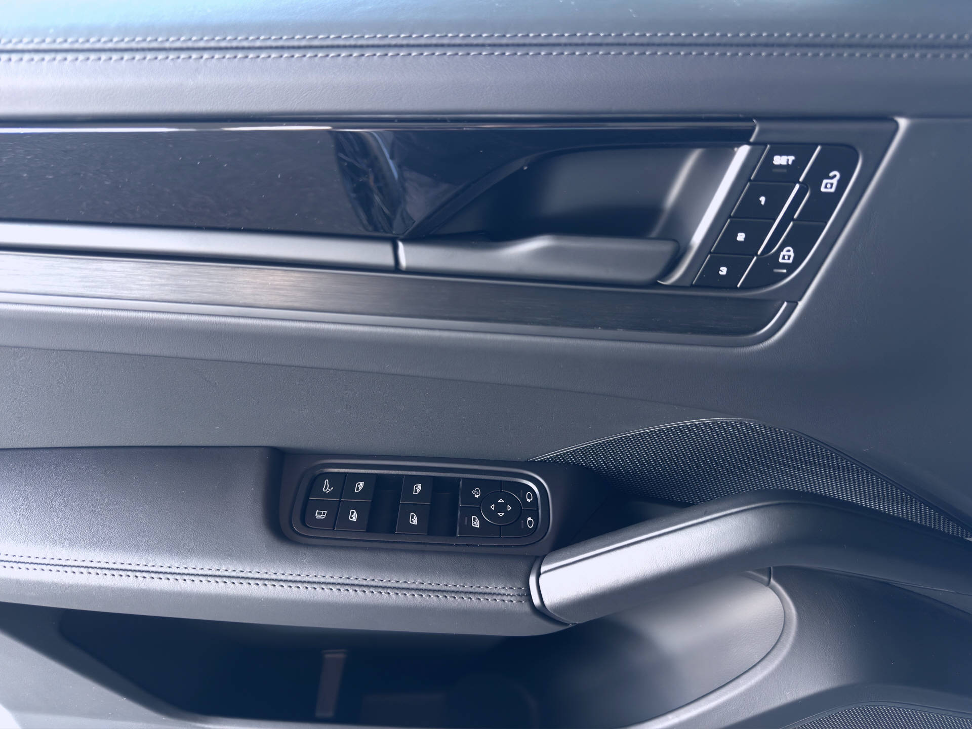 PORSCHE Cayenne S E-Hybrid Black Edition-image-11