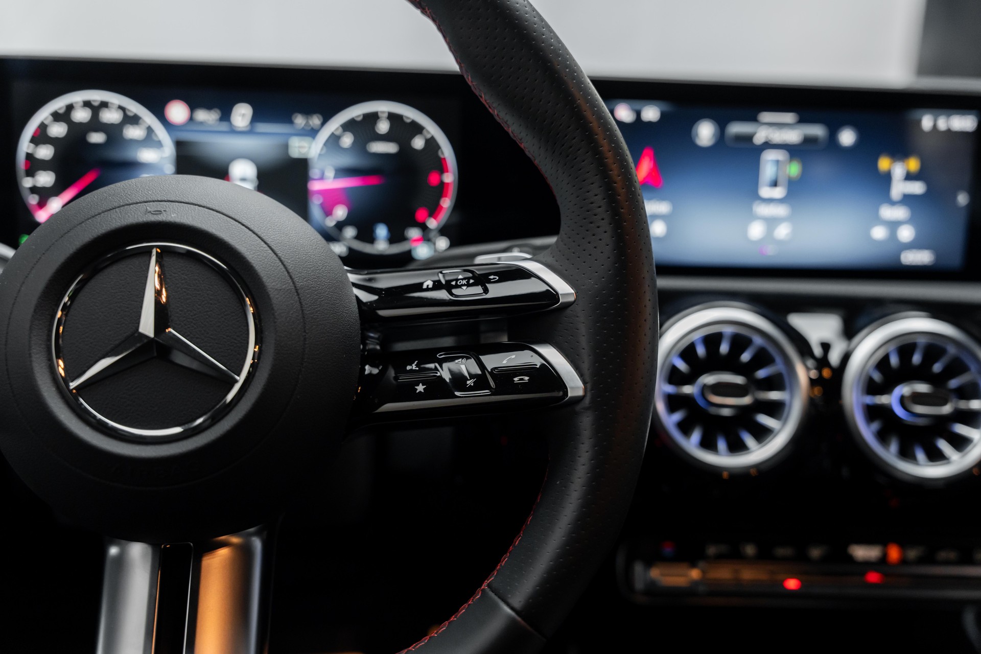 MERCEDES-BENZ CLA Shooting Brake 200 d AMG Line 8G-DCT-image-19