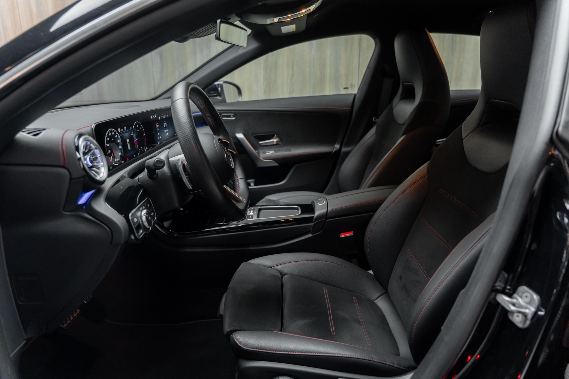 MERCEDES-BENZ CLA Shooting Brake 200 d AMG Line 8G-DCT-image-4