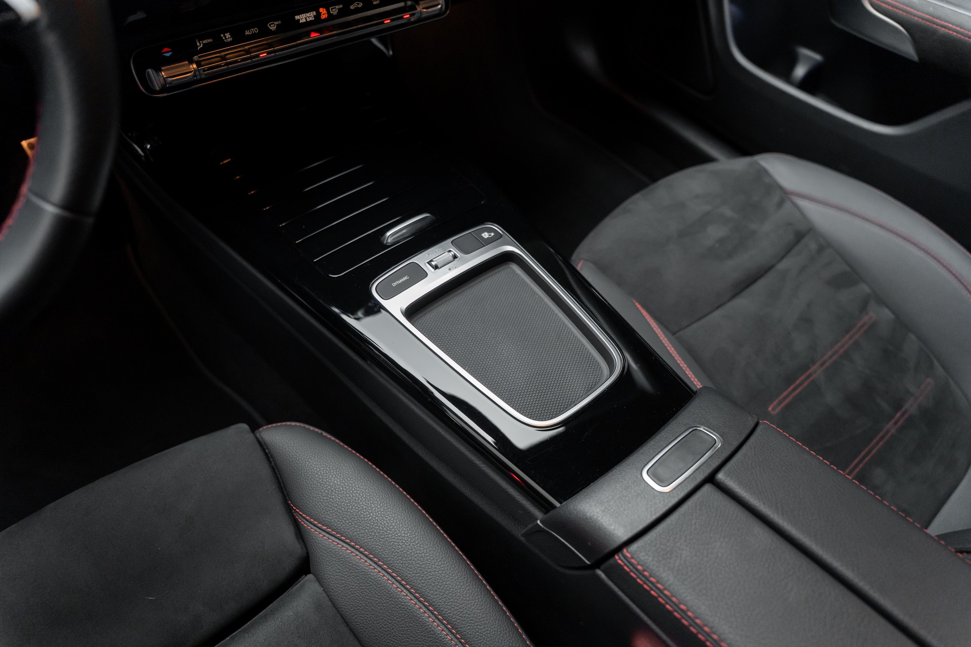MERCEDES-BENZ CLA Shooting Brake 200 d AMG Line 8G-DCT-image-14