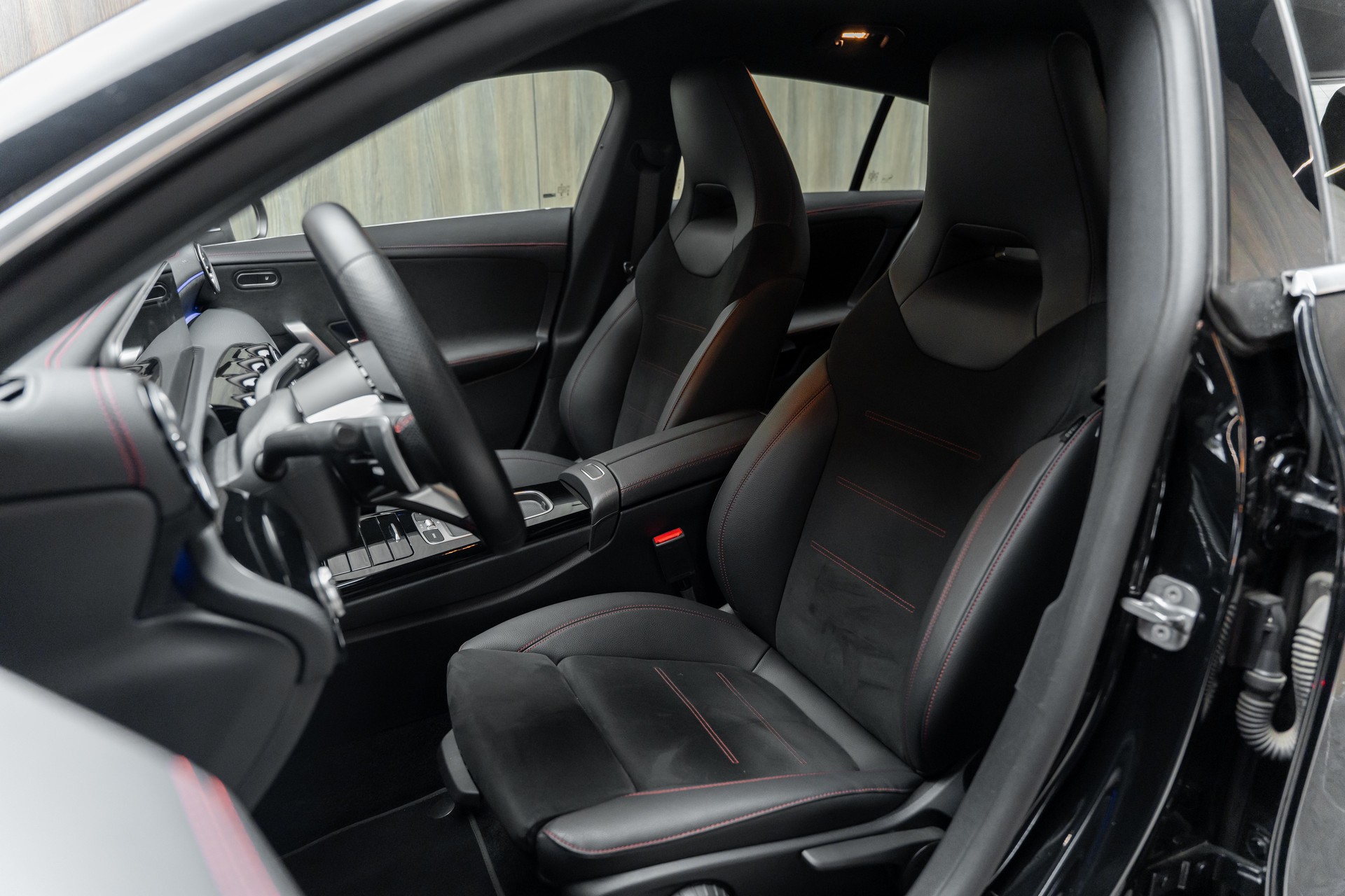 MERCEDES-BENZ CLA Shooting Brake 200 d AMG Line 8G-DCT-image-5