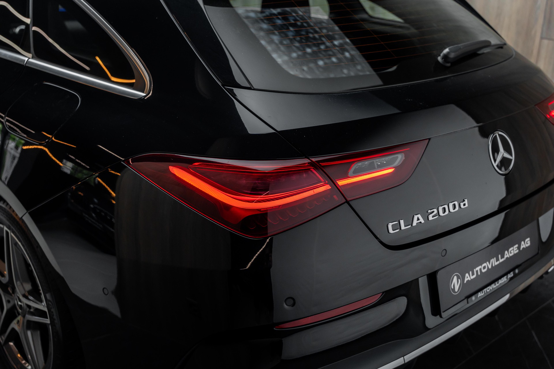 MERCEDES-BENZ CLA Shooting Brake 200 d AMG Line 8G-DCT-image-25