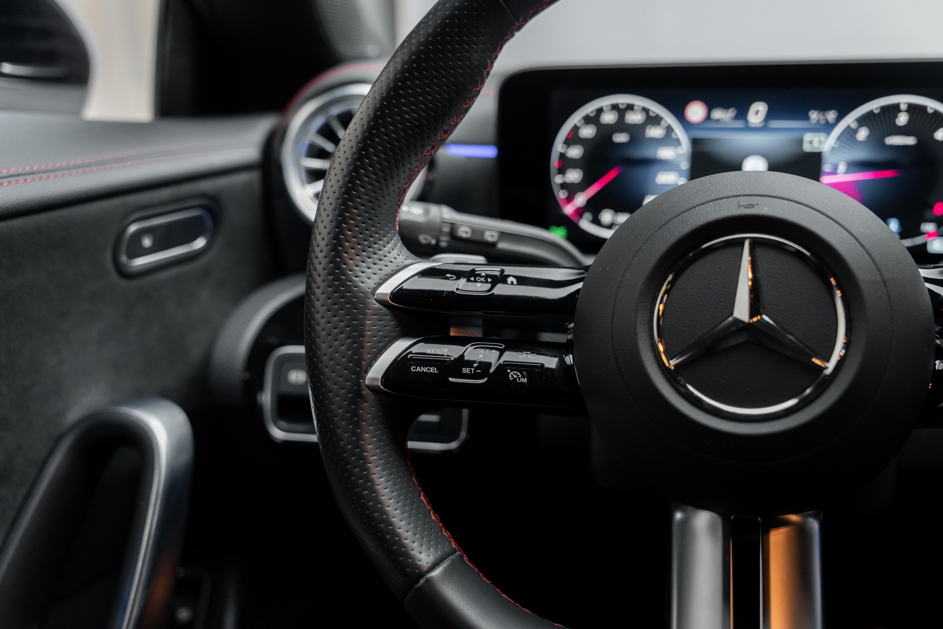 MERCEDES-BENZ CLA Shooting Brake 200 d AMG Line 8G-DCT-image-20