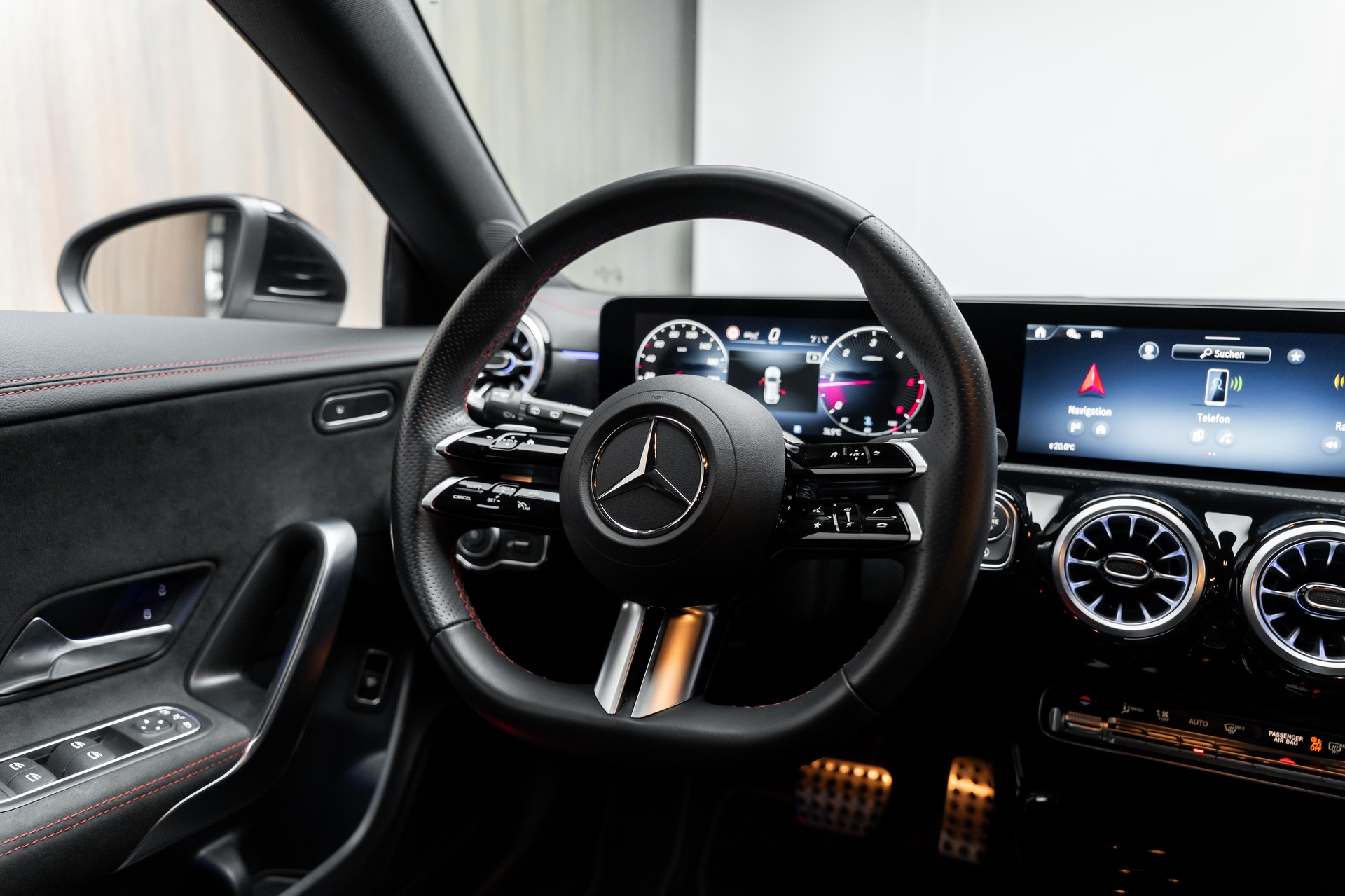 MERCEDES-BENZ CLA Shooting Brake 200 d AMG Line 8G-DCT-image-18