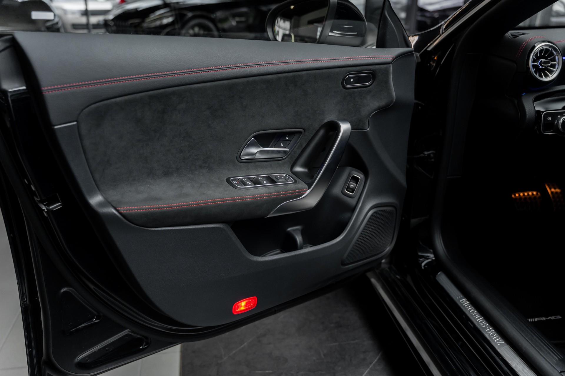 MERCEDES-BENZ CLA Shooting Brake 200 d AMG Line 8G-DCT-image-21