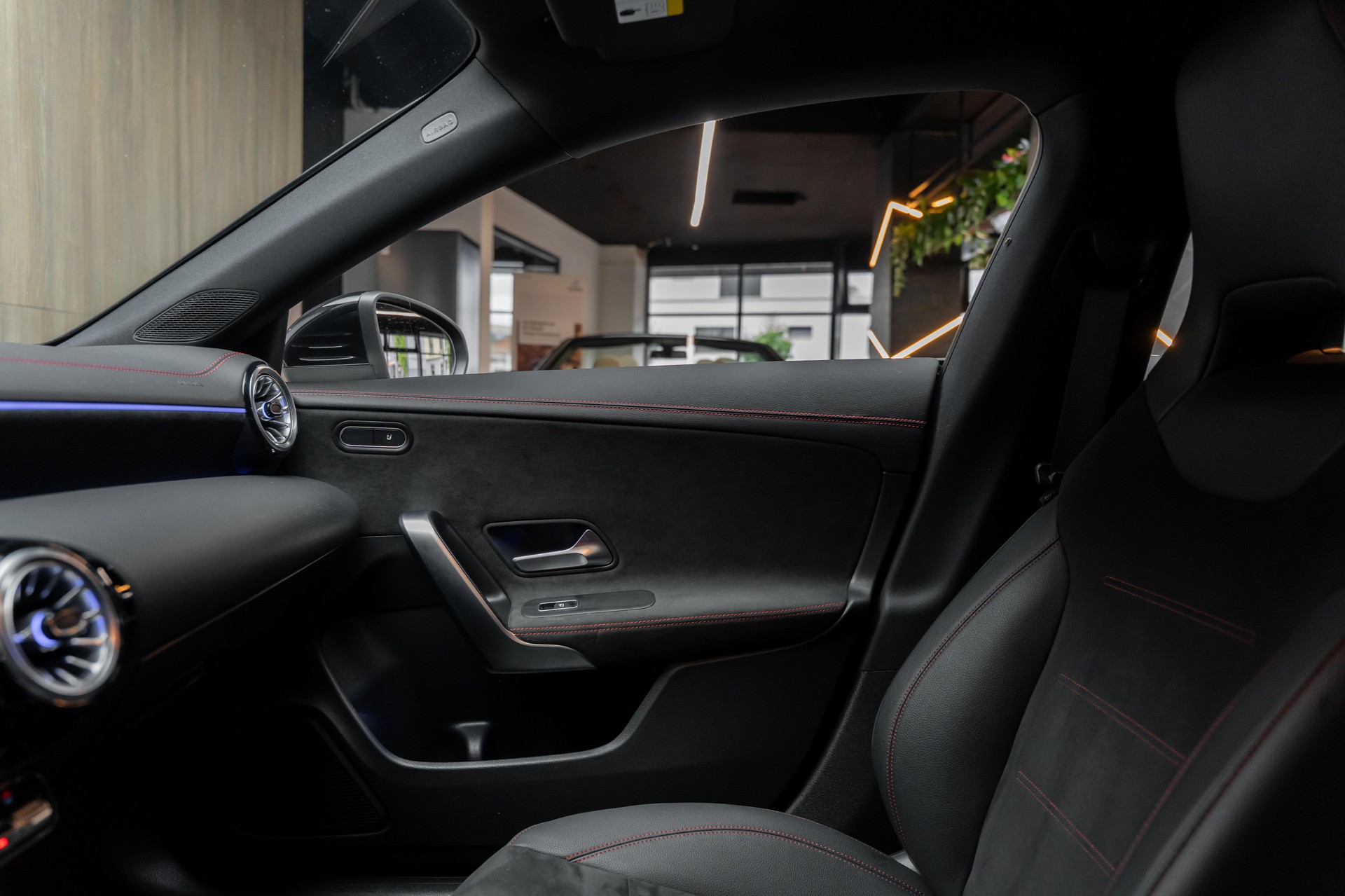 MERCEDES-BENZ CLA Shooting Brake 200 d AMG Line 8G-DCT-image-16