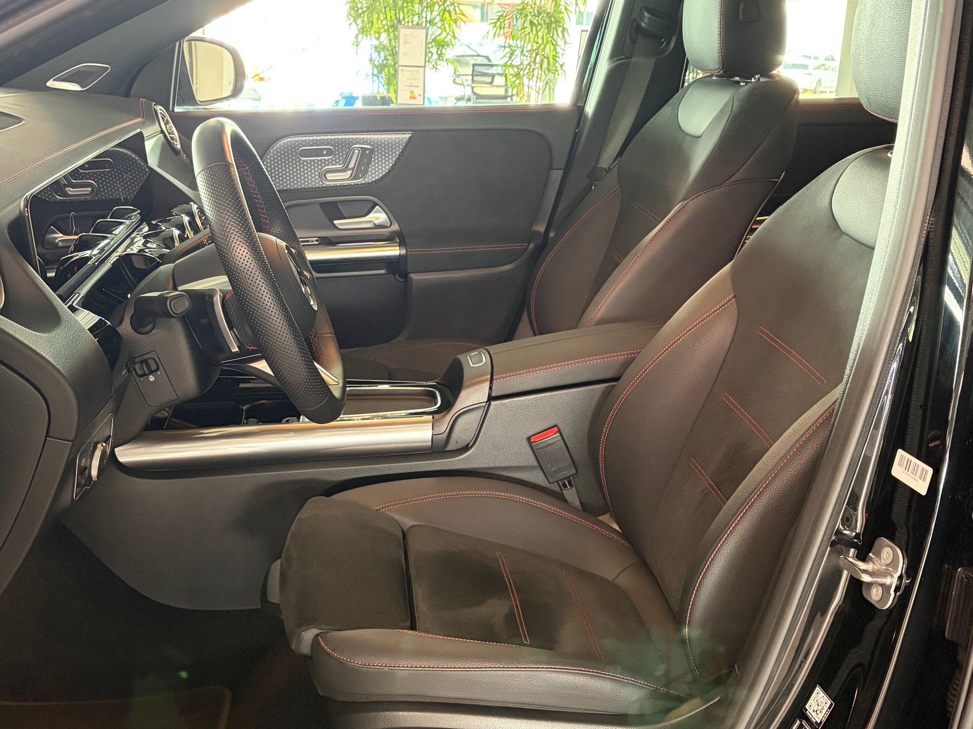 MERCEDES-BENZ EQA 350 4MATIC "Excellence Edition"-image-7