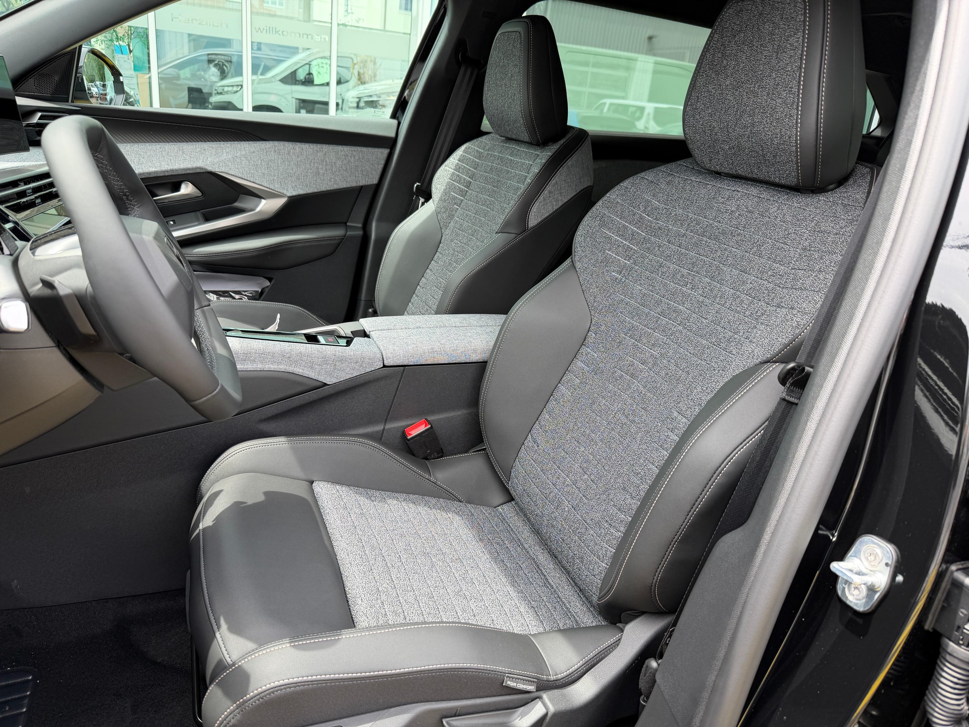 PEUGEOT 5008 e-Allure Premium AWD-image-10