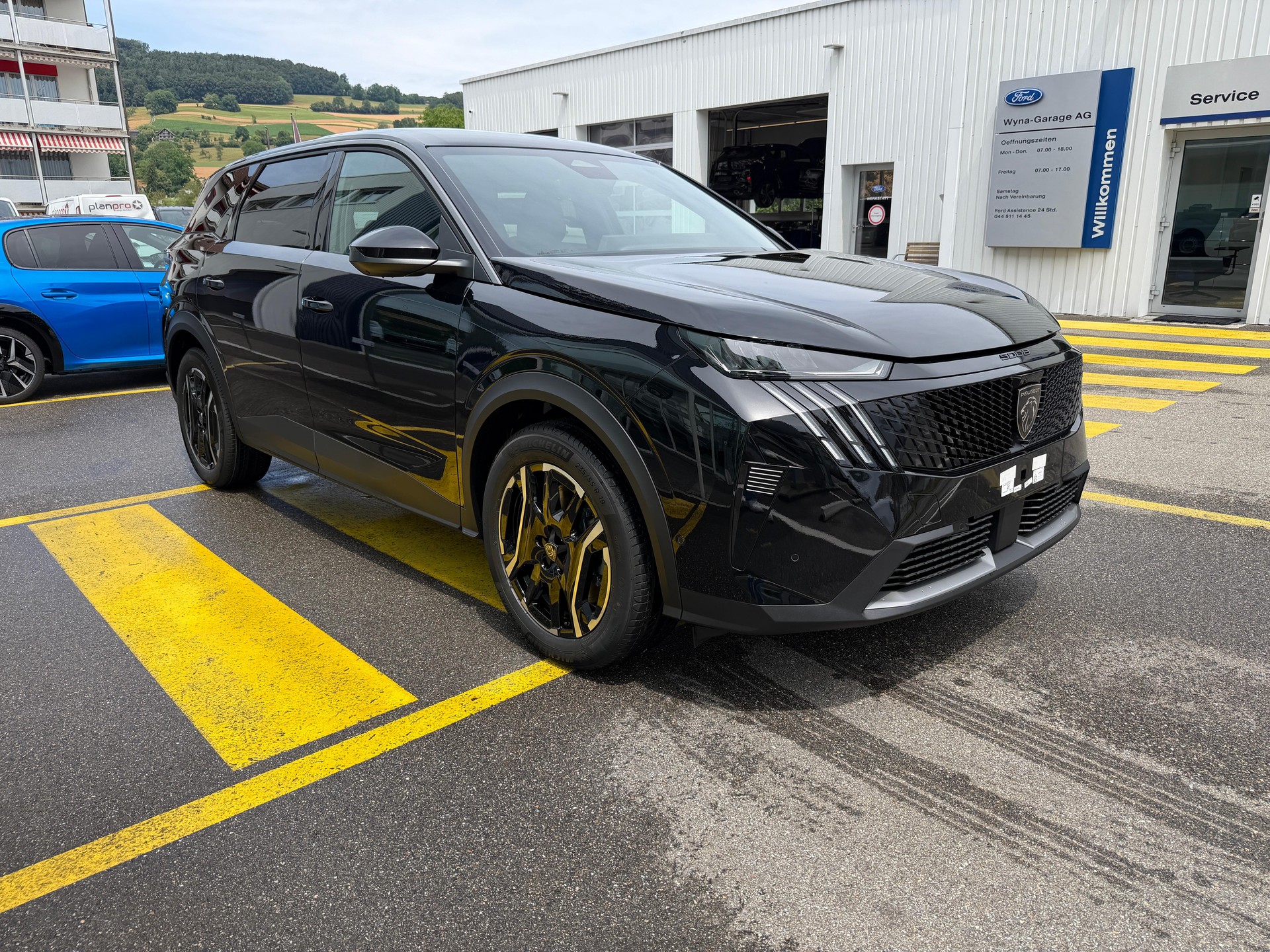 PEUGEOT 5008 e-Allure Premium AWD-image-5