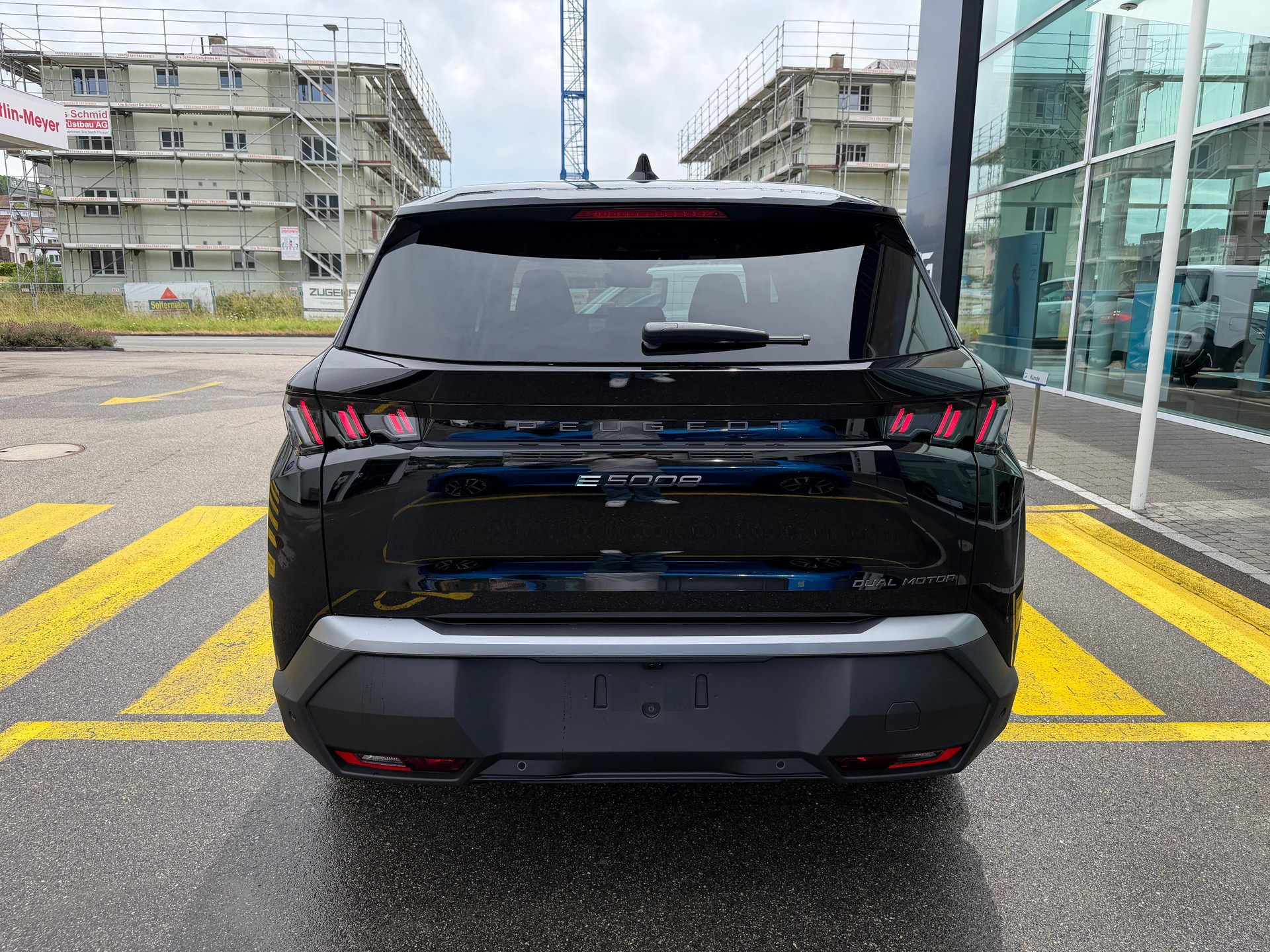 PEUGEOT 5008 e-Allure Premium AWD-image-2