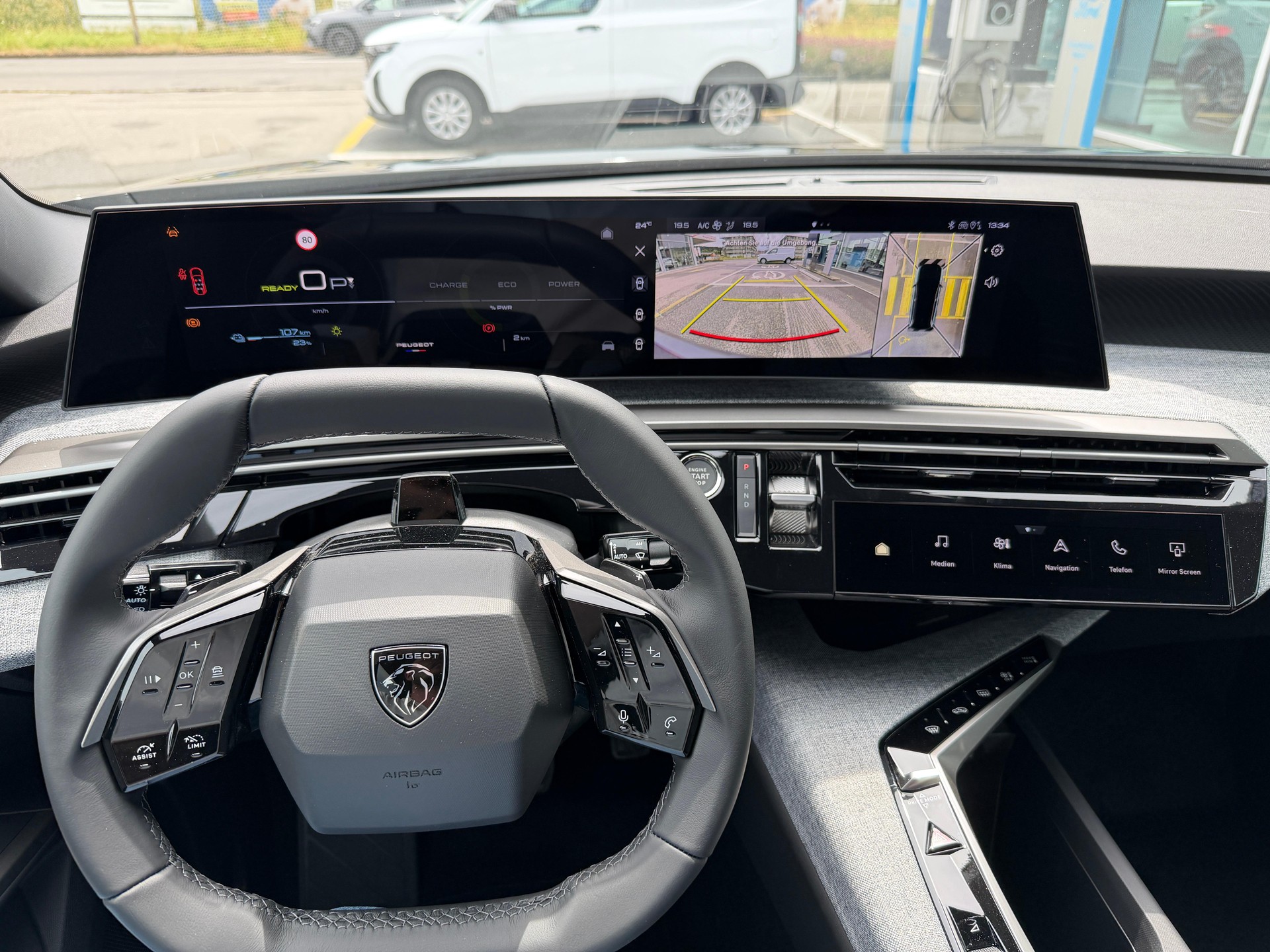 PEUGEOT 5008 e-Allure Premium AWD-image-9