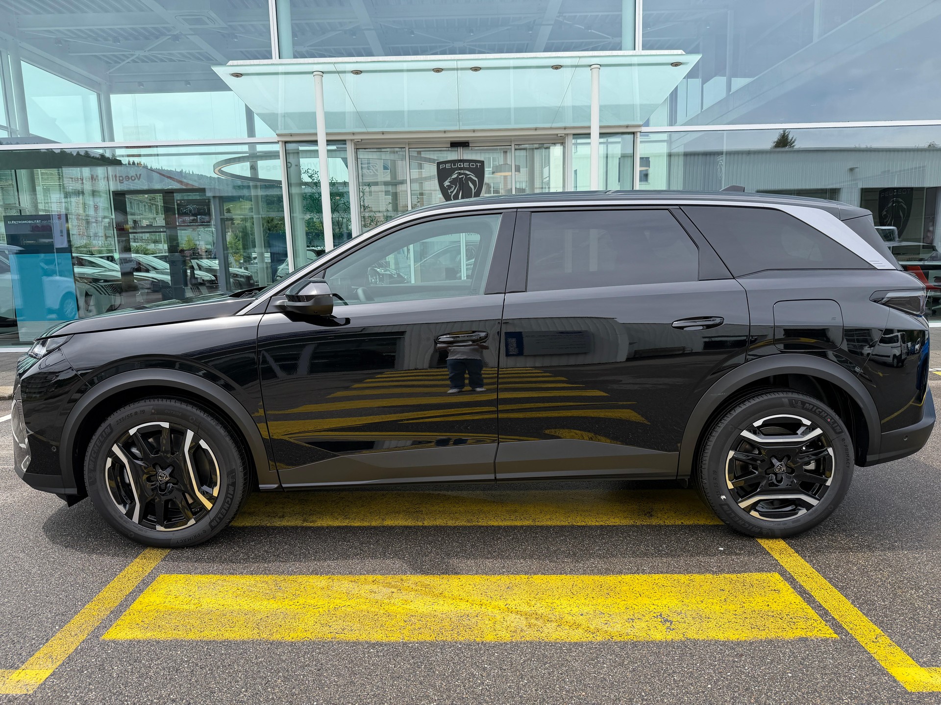 PEUGEOT 5008 e-Allure Premium AWD-image-0