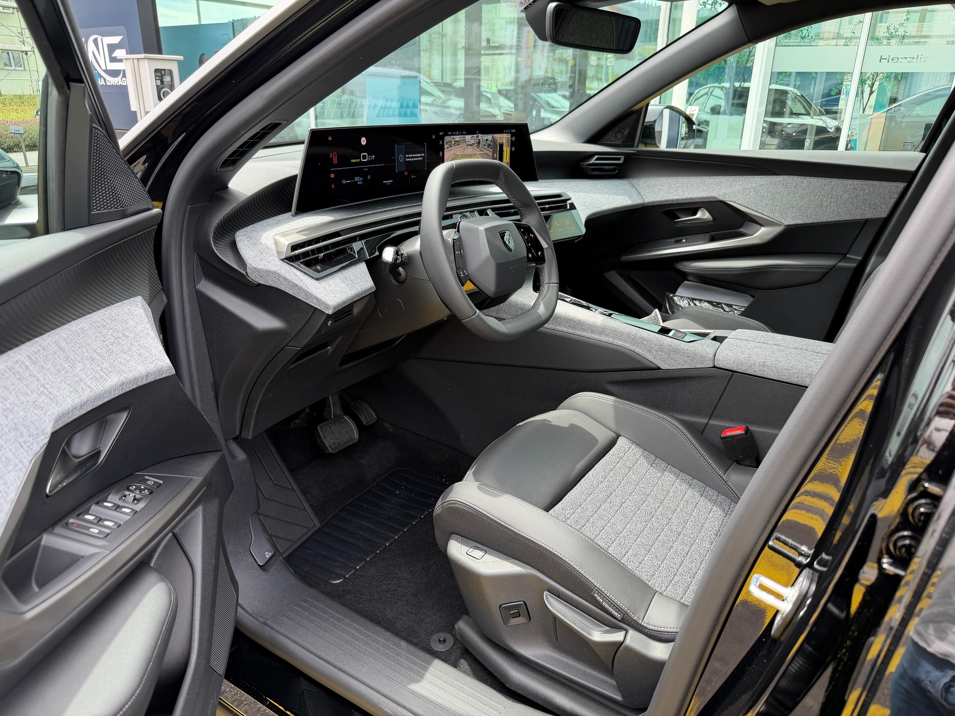 PEUGEOT 5008 e-Allure Premium AWD-image-8