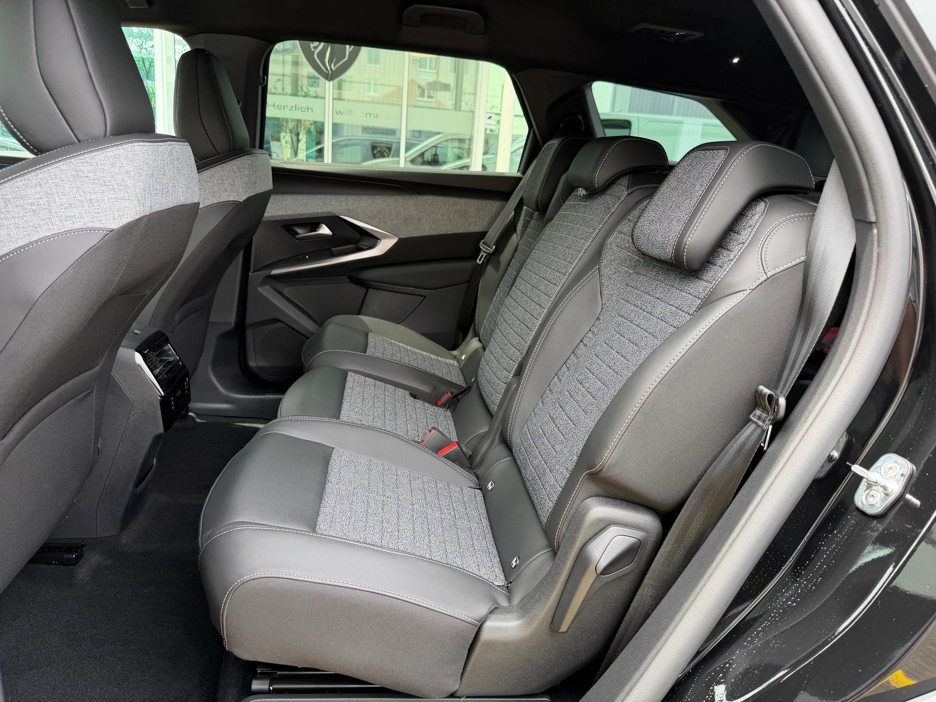 PEUGEOT 5008 e-Allure Premium AWD-image-11